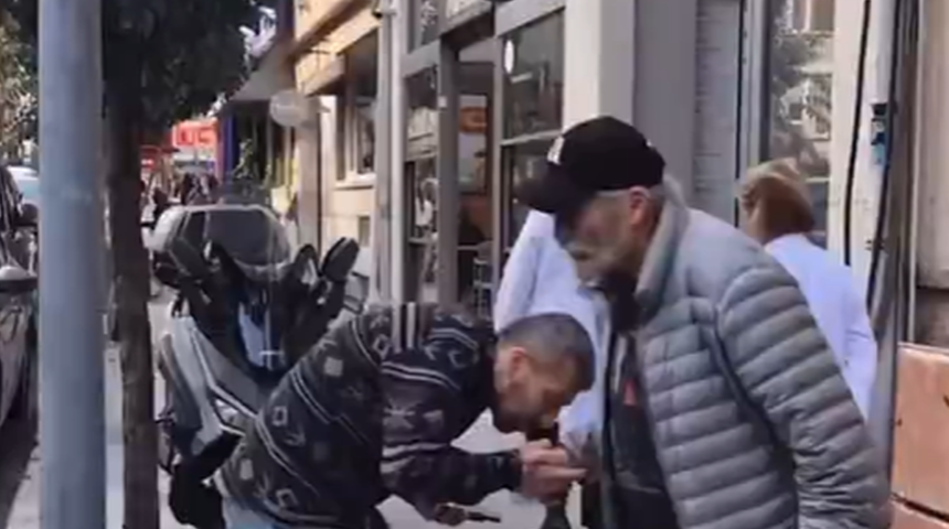 Haluk Bilginer hayranı elini öpmek isteyince engel olup uyardı