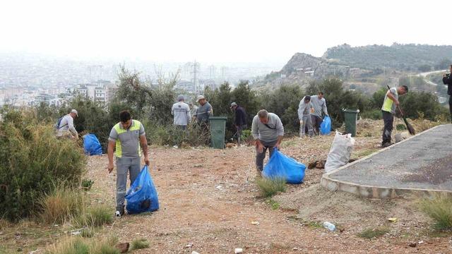 Üç hafta önce 60 çuval çöp toplanan caddeden bu sefer 80 çuval çöp çıktı
