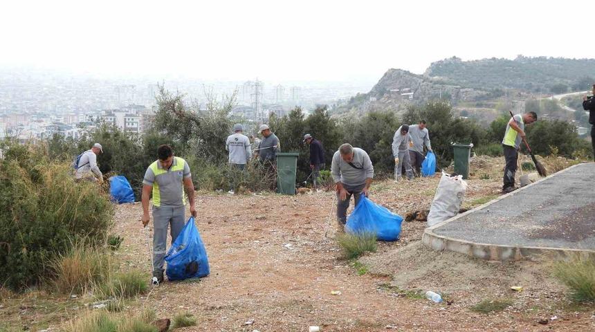 &Uuml;&ccedil; hafta &ouml;nce 60 &ccedil;uval &ccedil;&ouml;p toplanan caddeden bu sefer 80 &ccedil;uval &ccedil;&ouml;p &ccedil;ıktı