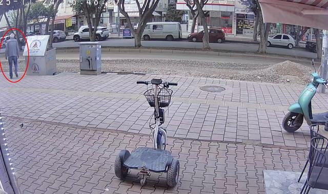 Ekmek almaya çıkan adamın sonu kahretti! Feci anlar kamerada; eşi balkondan öğrendi 6