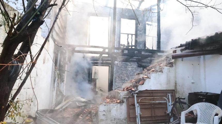 Menteşe&rsquo;deki yangında 2 ev kullanılmaz hale geldi