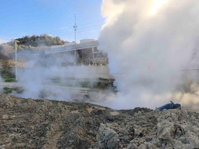 Aydın&rsquo;da jeotermal iletim hattı patladı 1