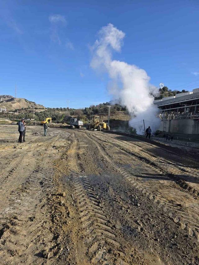 Aydın&rsquo;da jeotermal iletim hattı patladı 3