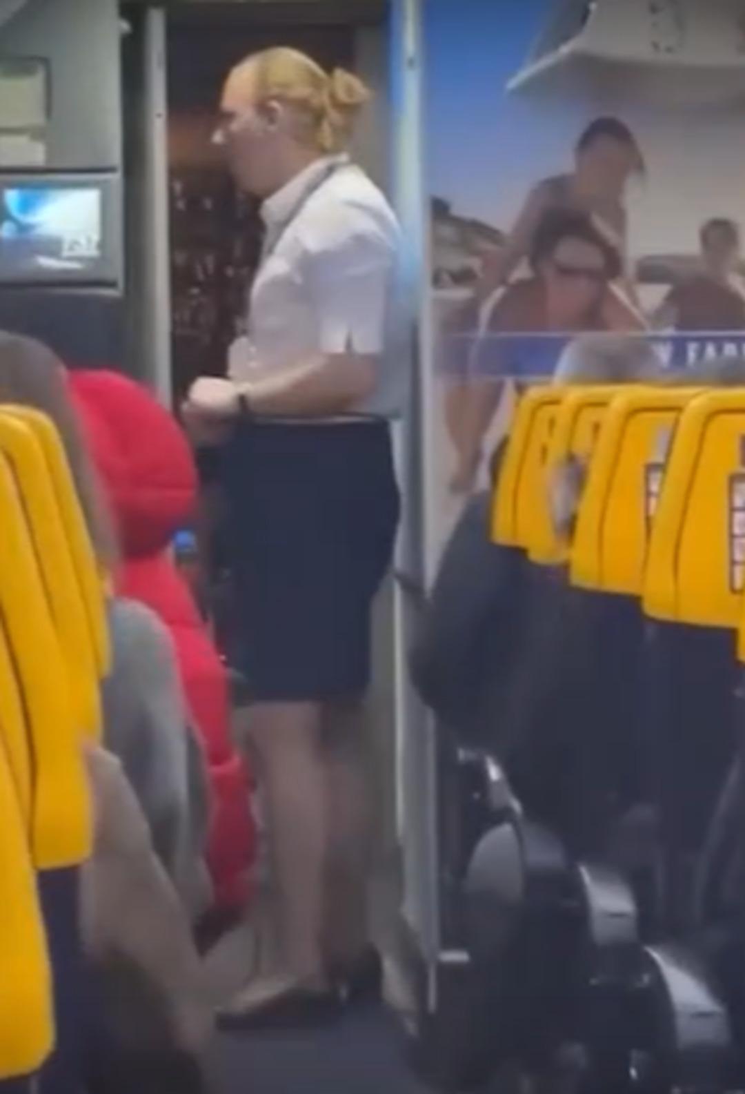 Erkek kabin memuru etek giyip çalıştı! O anlar gündem oldu 1