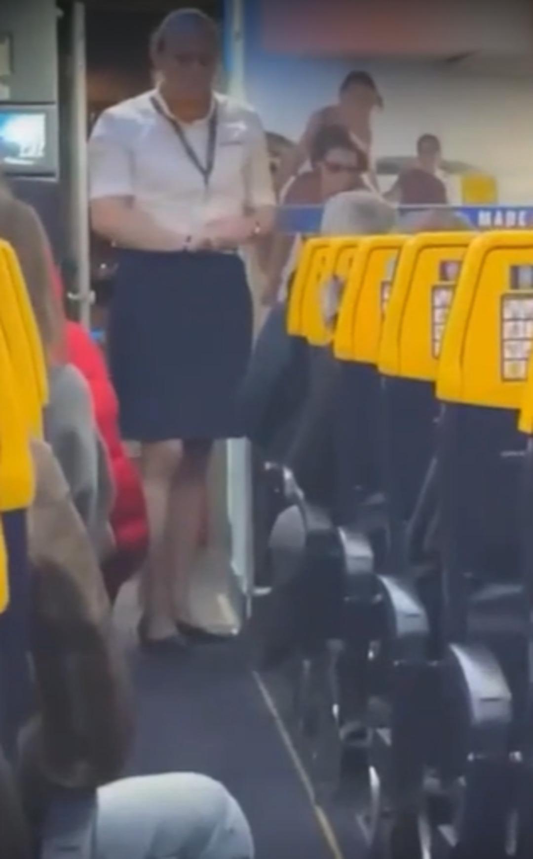 Erkek kabin memuru etek giyip çalıştı! O anlar gündem oldu 2