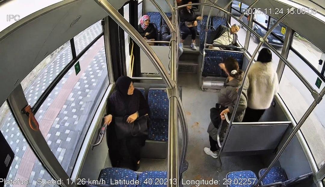 Otobüste fenalaşan adam için zamanla yarış... Yolcularla birlikte acile böyle gitti 2