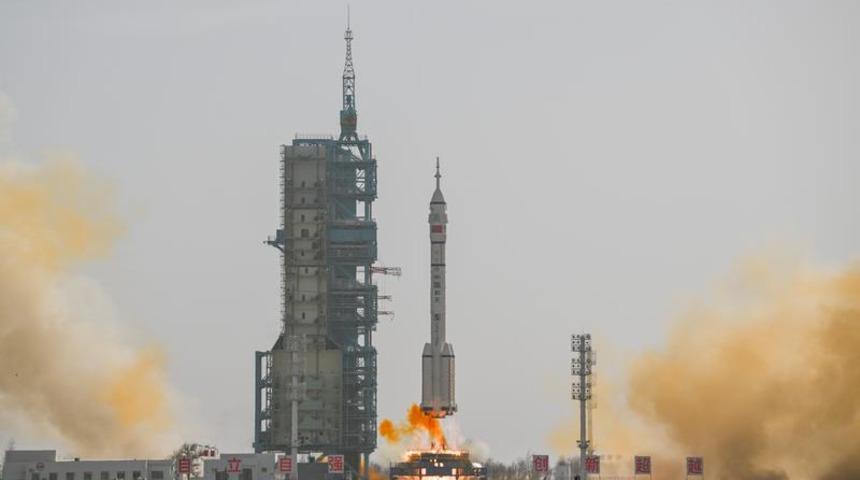 Çin'in ‘Uzun Yürüyüş-2F’ roketi uzaya gönderildi