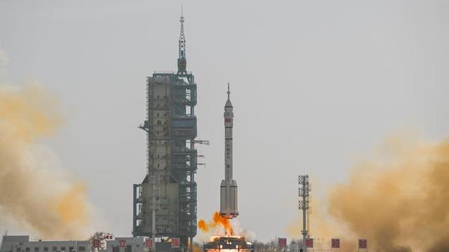 Çin'in ‘Uzun Yürüyüş-2F’ roketi uzaya gönderildi