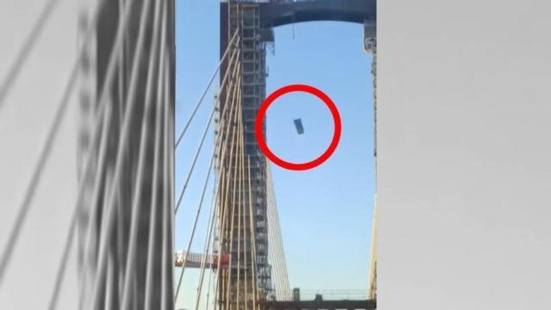 Gökten tuvalet düştü! Araçların arasına çakıldı, içindekiler etrafa saçıldı 1