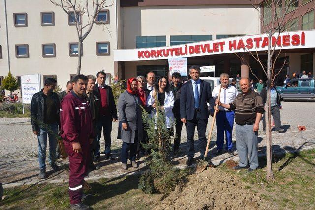 Korkuteli’de 14 Mart Tıp Bayramı’nda fidan  dağıtıldı