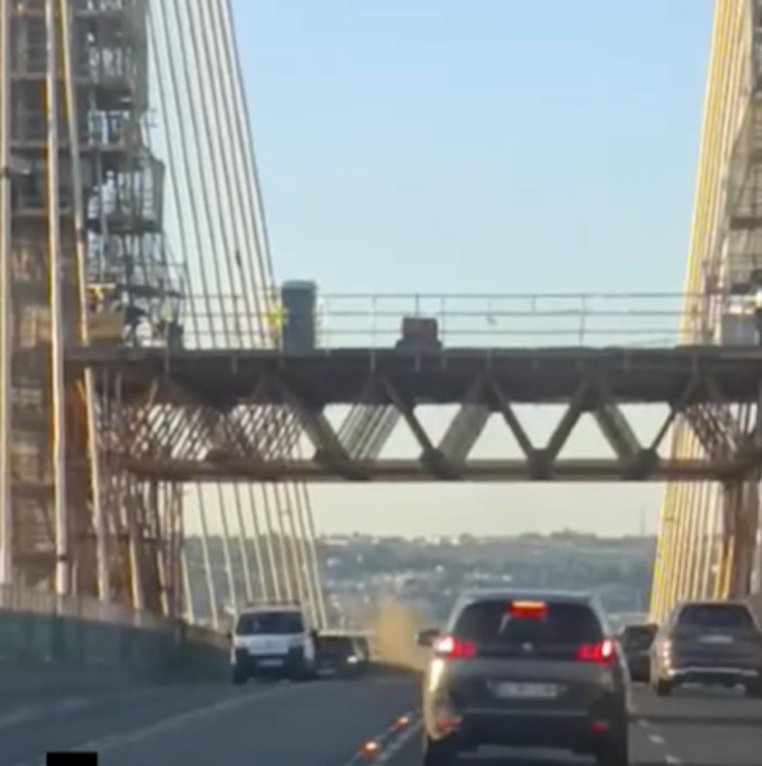 Gökten tuvalet düştü! Araçların arasına çakıldı, içindekiler etrafa saçıldı 2