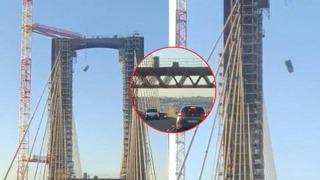 Gökten tuvalet düştü! Araçların arasına çakıldı, içindekiler etrafa saçıldı