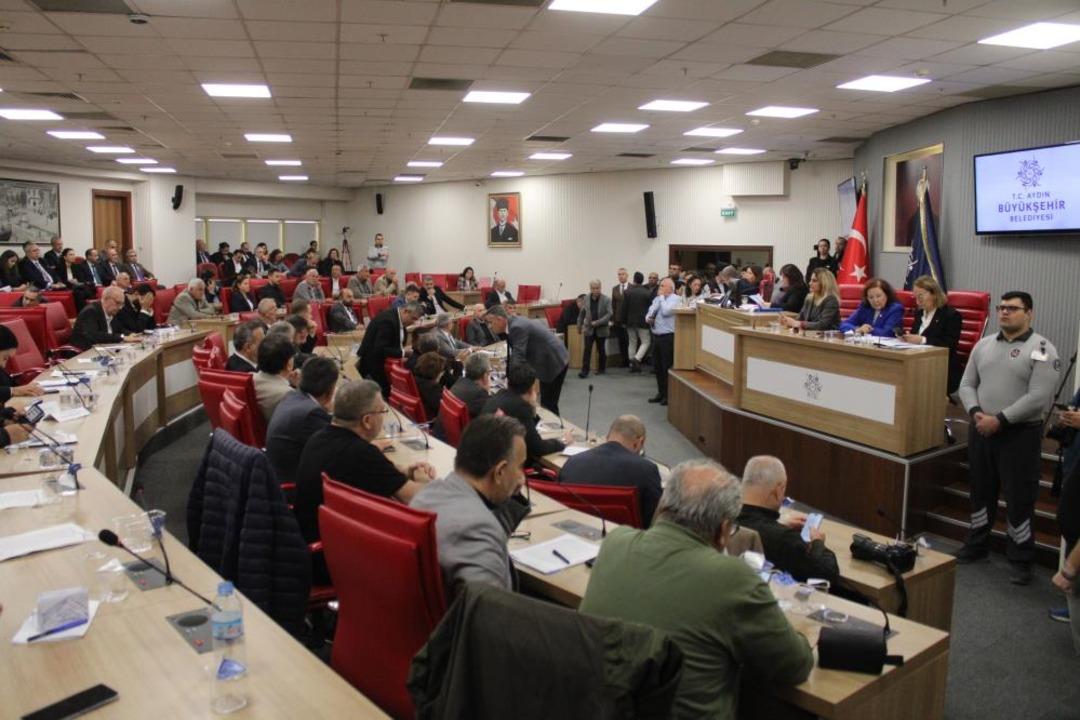 Özlem Çerçioğlu elini masaya vura vura konuştu: 100 bin TL maaşla nasıl bu kadar lüks yaşıyor 1