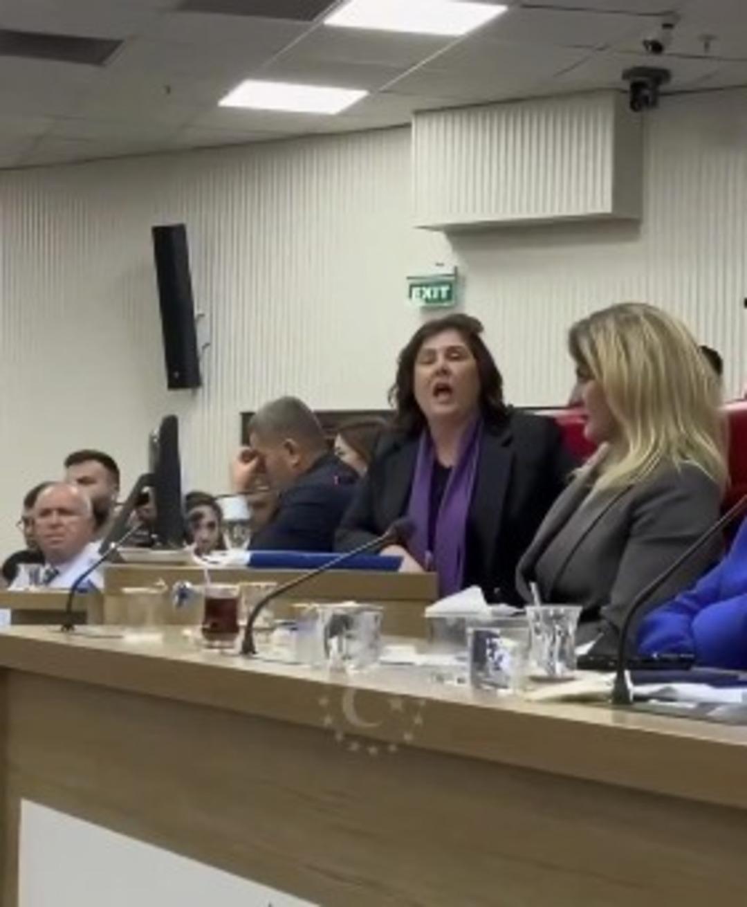 Özlem Çerçioğlu elini masaya vura vura konuştu: 100 bin TL maaşla nasıl bu kadar lüks yaşıyor 3