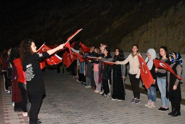 Çanakkale’de yurt öğrencilerinden oda ışıklarıyla ‘Afrin’ mesajı