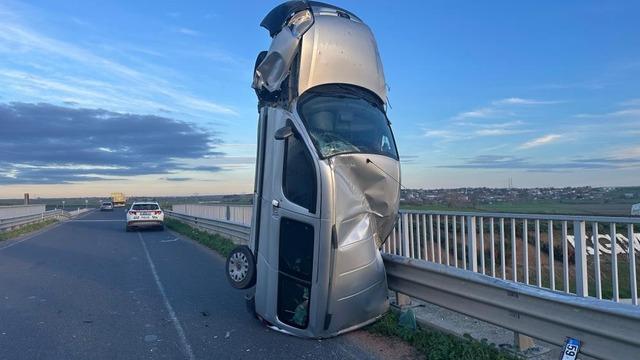 Tekirdağ'da ilginç kaza: Bariyere çarpan araç dik durdu, 2 kişi yaralandı