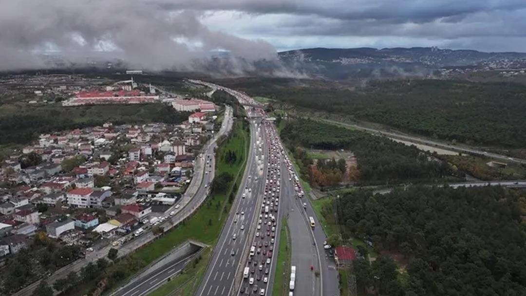 İstanbul da trafik yoğunluğu yüzde 90 lara ulaştı: Durma noktasına geldi 1