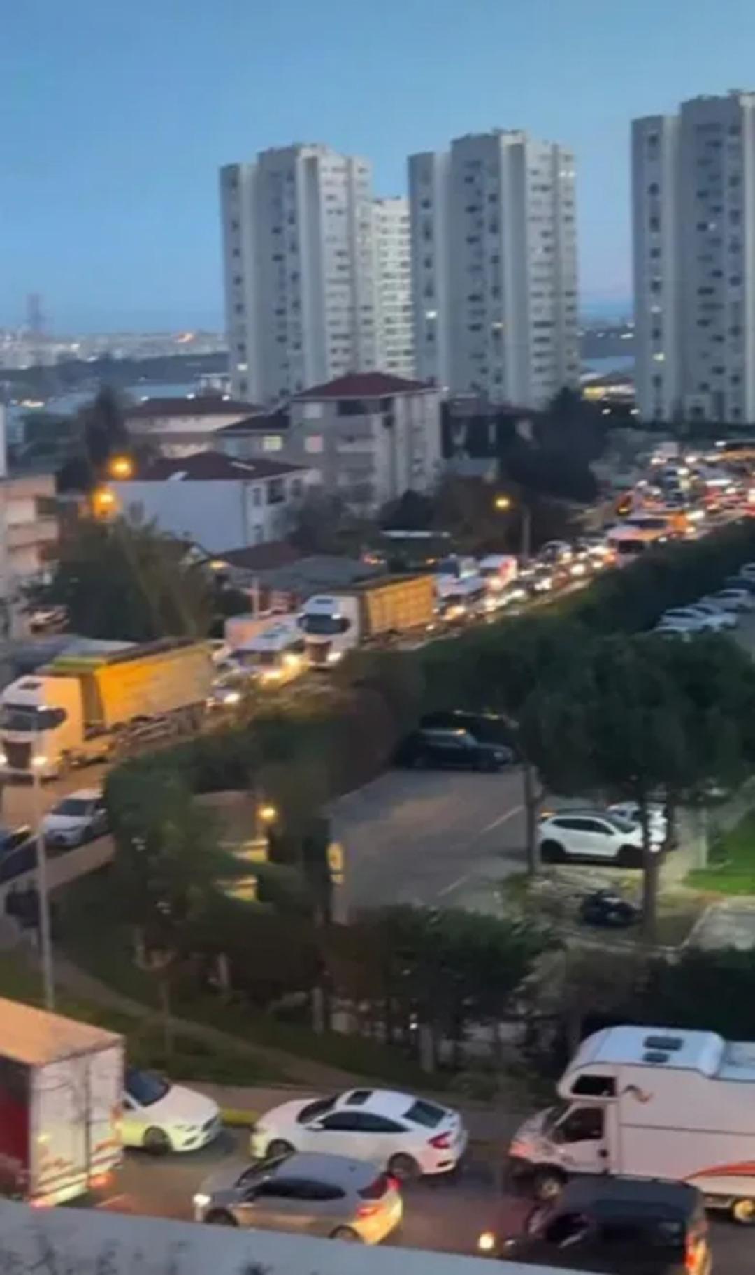 İstanbul da trafik yoğunluğu yüzde 90 lara ulaştı: Durma noktasına geldi 2