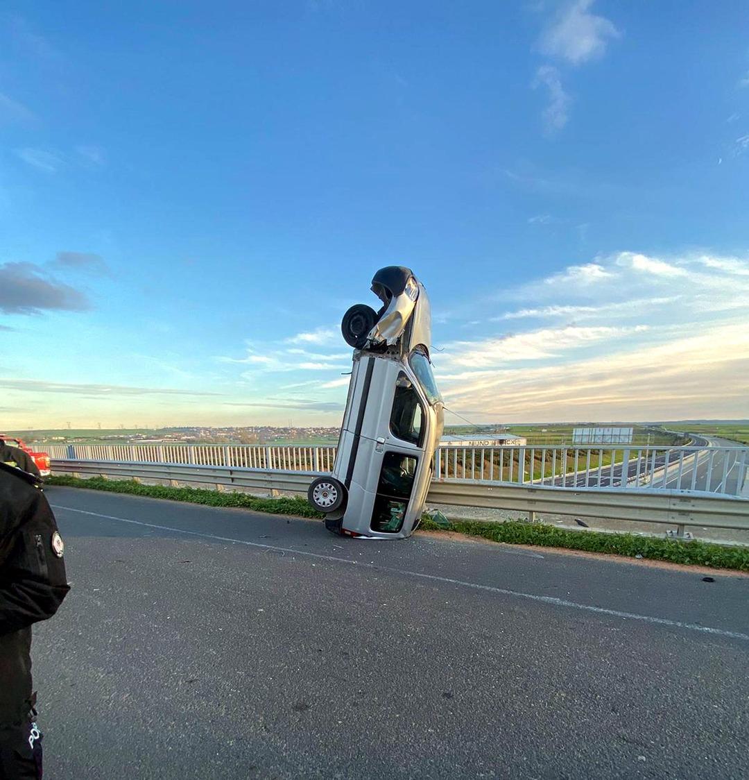 Kaza sonrası dik duran aracın görüntüsü gündem oldu 3