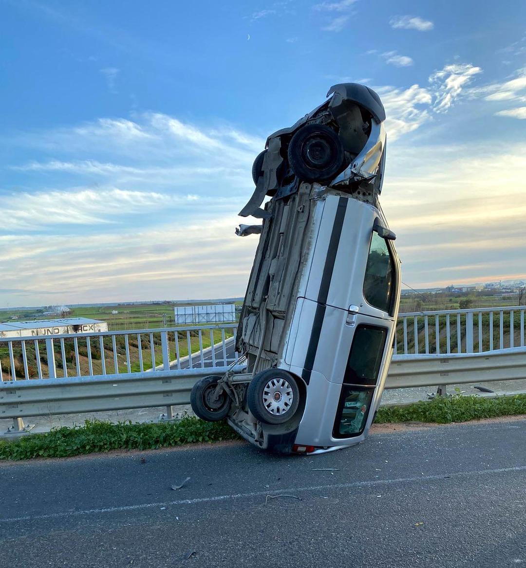 Kaza sonrası dik duran aracın görüntüsü gündem oldu 2