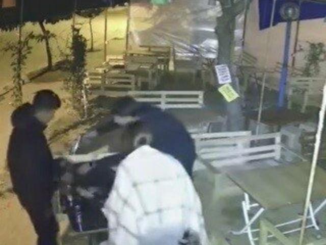 Kız kardeşinin kafasına silahı böyle dayadı! Pes dedirten gerekçe