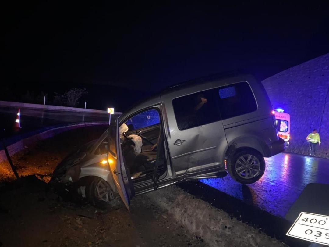 Kontrolden çıkan araç trafik levhalarına çarptı: 2 yaralı 1