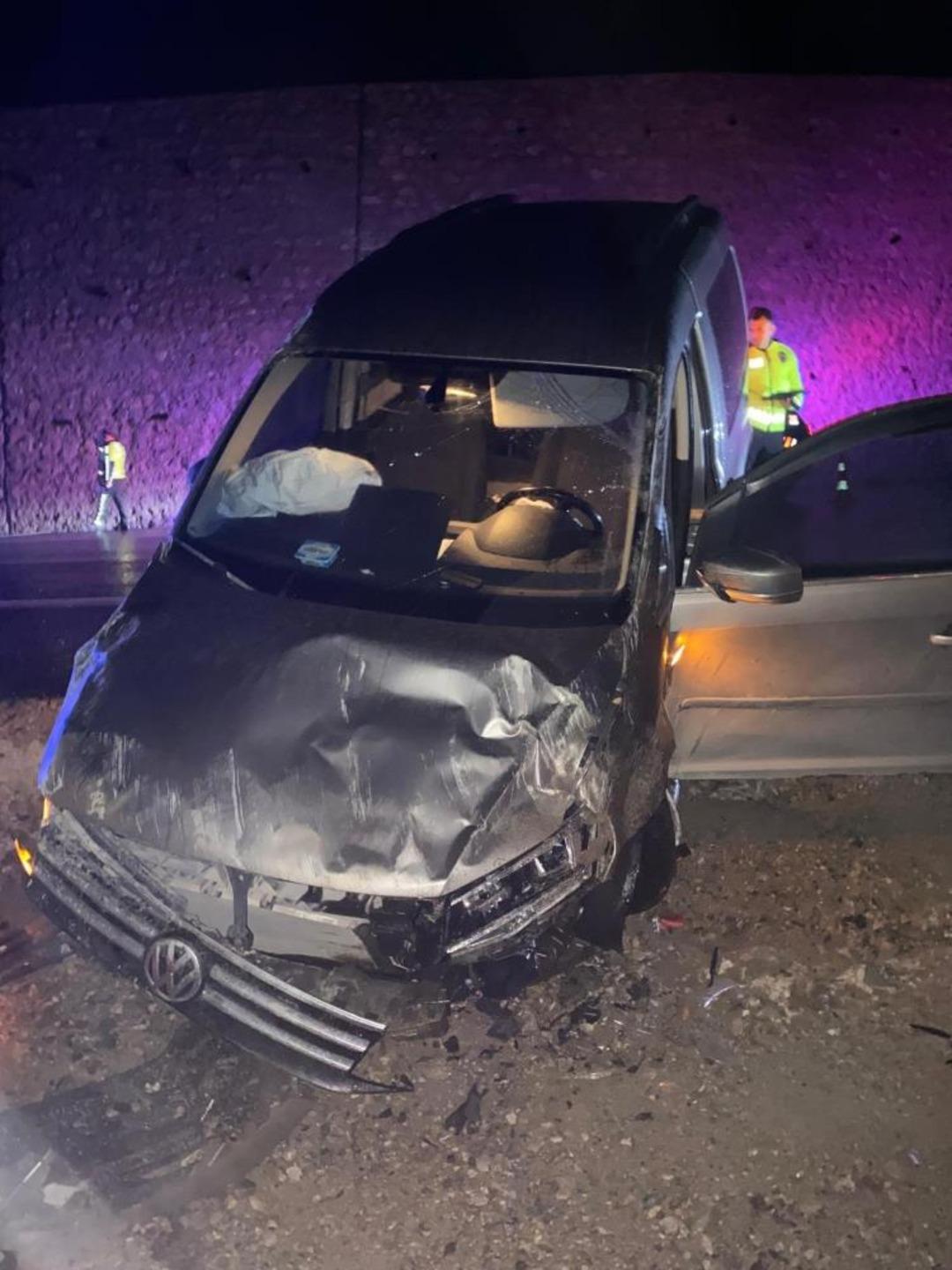 Kontrolden çıkan araç trafik levhalarına çarptı: 2 yaralı 2