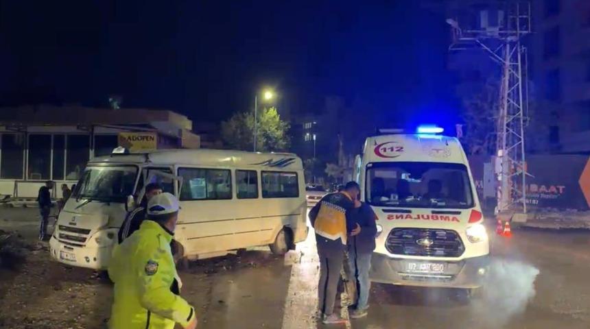 Yolcu minib&uuml;s&uuml; ile cip &ccedil;arpıştı: 3 yaralı