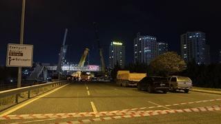 Avcılar’da tırın çarptığı üst geçit kapatıldı, geçit kaldırma çalışmaları çileye dönüştü