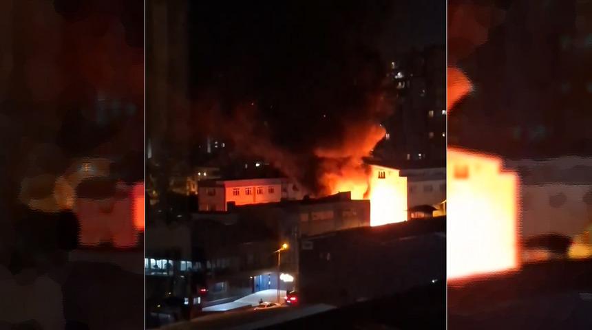K&uuml;&ccedil;&uuml;k&ccedil;ekmece'de fabrika gece yarısı alevlere teslim oldu!