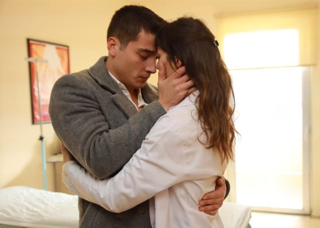 Uzak Şehir in Kaya sı Atakan Özkaya güzel oyuncuyla aşk yaşıyor dendi! Açıklama gecikmedi  1