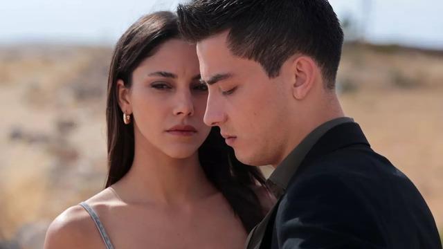 Uzak Şehir'in Kaya'sı Atakan Özkaya güzel oyuncuyla aşk yaşıyor dendi! Açıklama gecikmedi 