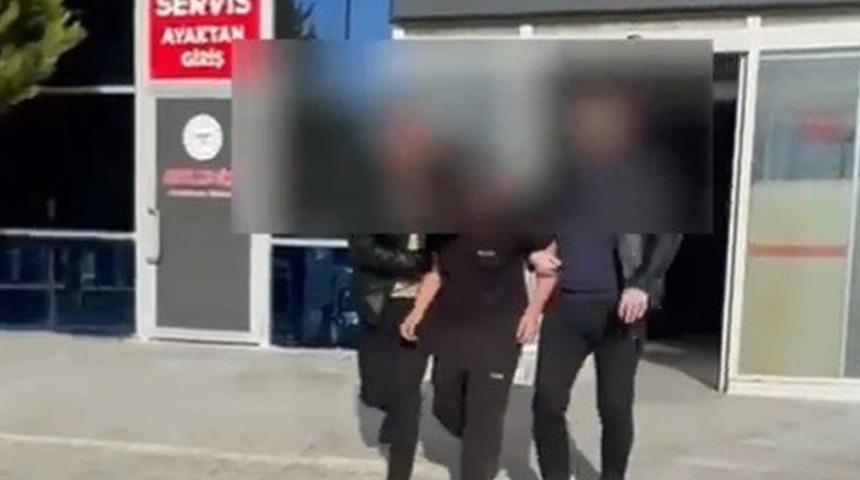 T&uuml;rk bayrağını ve Kur'an-ı Kerim'i yakmaya &ccedil;alıştı! 