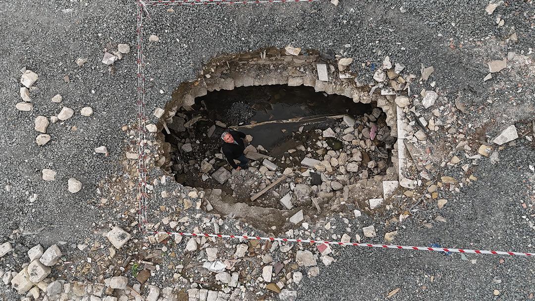 Binanın altında meğer tarih yatıyormuş! Depremle ortaya &ccedil;ıktı