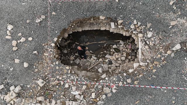 Binanın altında meğer tarih yatıyormuş! Depremle ortaya çıktı