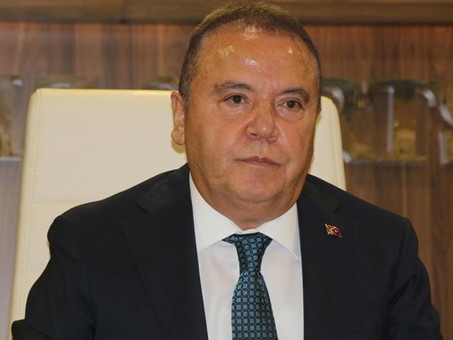 Muhittin Böcek acil olarak hastaneye kaldırıldı