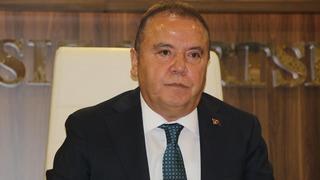 Muhittin Böcek acil olarak hastaneye kaldırıldı