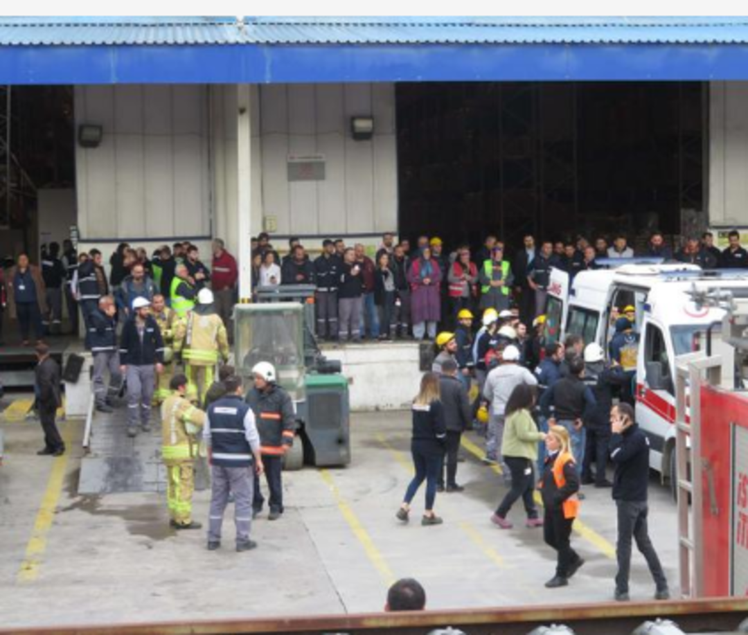 Tuzla'da antrepoda raflar iş&ccedil;ilerin &uuml;zerine devrildi 