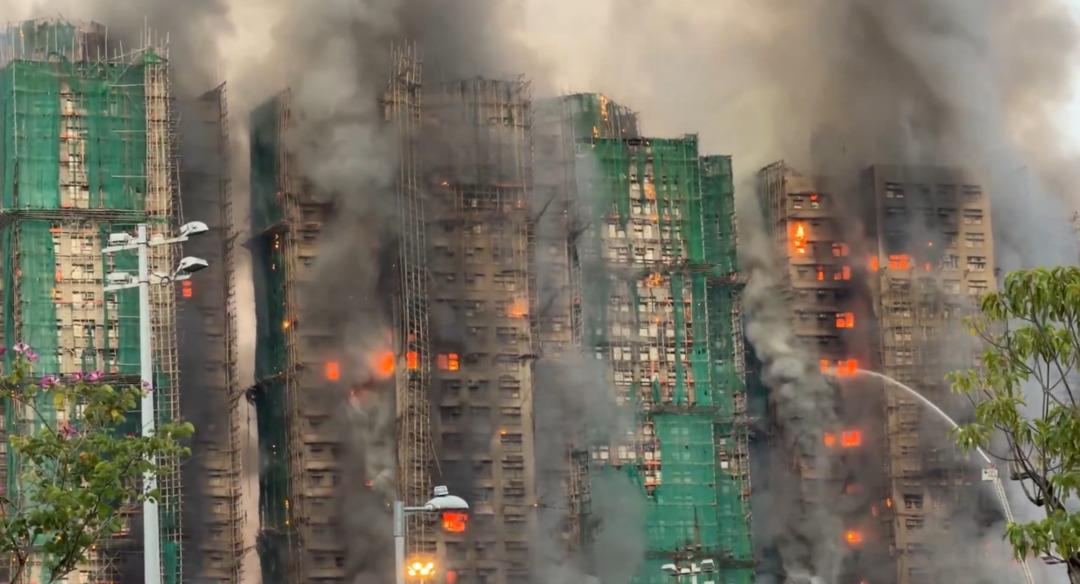 SON DAKİKA | Hong Kong da gökdelenlerde yangın! 2 bin dairelik site alev alev yanıyor 1