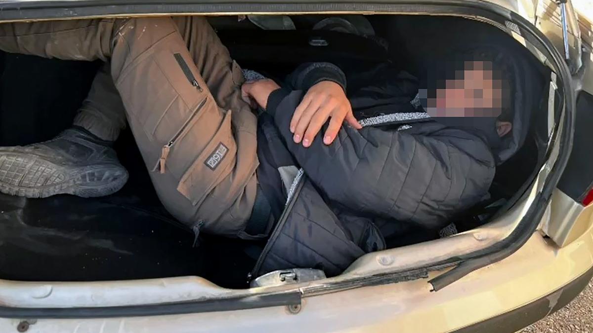 Hatay'da polis durdu! İki araçtan 12 kişi çıktı, bagaj bile doluydu - Güncel Haberler