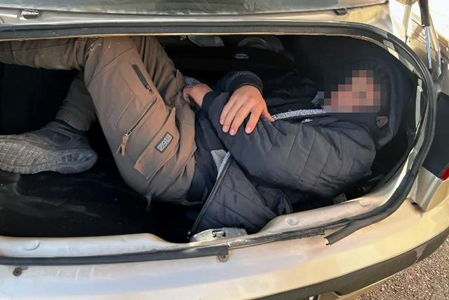 İki araçtan 12 kişi çıktı, bagaj bile doluydu