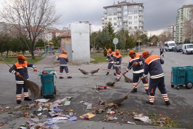 Temizlik işçilerine olası iş kazalarını önlemek için iş sağlığı eğitimi verildi