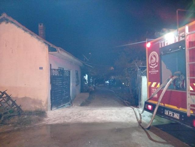 Tek katlı evdeki yangın korkuttu 3