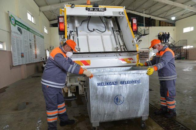 Temizlik işçilerine olası iş kazalarını önlemek için iş sağlığı eğitimi verildi