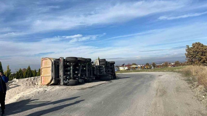 Uşak’ta tır yan yattı: 1 yaralı