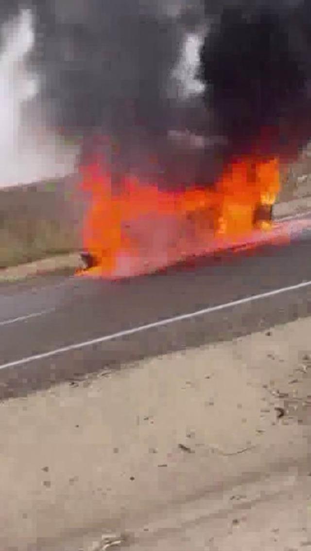 Diyarbakır’da seyir halindeki otomobil alev topuna döndü 1