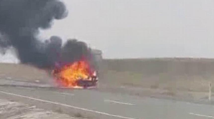 Diyarbakır’da seyir halindeki otomobil alev topuna döndü