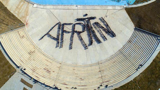 Üniversitesililer 'Pi' işaretiyle 'Afrin' yazdı