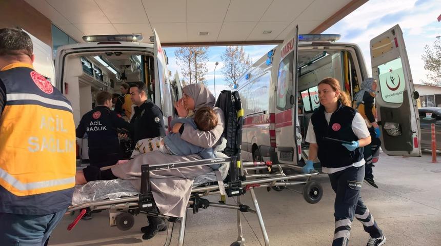 3. kattaki balkondan d&uuml;şen &ccedil;ocuk yaralandı