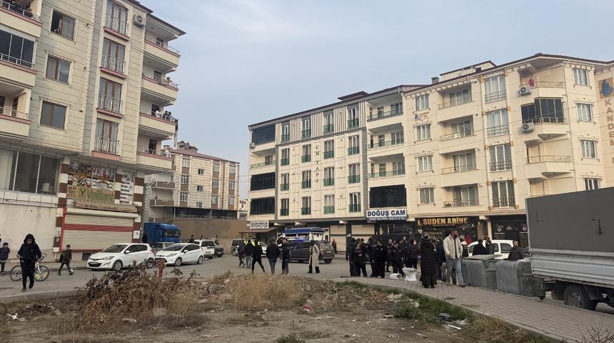 Husumetli iki aile sokak ortasında birbirine girdi: Silah sesleri mahalleyi ayağa kaldırdı